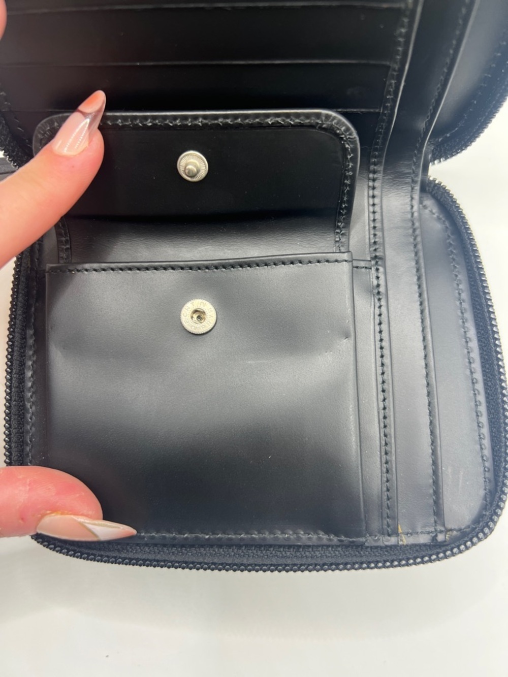 7050. Authentic Gucci Black Leather Zip Wallet with Glossy Logo. Made in Italy. - Picture 10 of 16